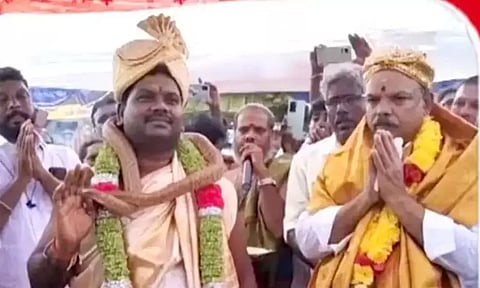 செங்கல்பட்டில் வைரலாகும் நல்ல பாம்பு சாமியார்...சிவன் போல் பக்தர்களுக்கு அருளாசி