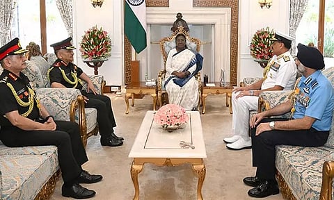 ஜனாதிபதியுடன் முப்படை தளபதிகள் சந்திப்பு