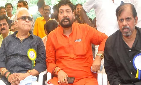 தயாரிப்பாளர்கள் சங்கத்திற்கு எதிராக 'பெப்சி' தொழிலாளர்கள் ஆர்ப்பாட்டம்