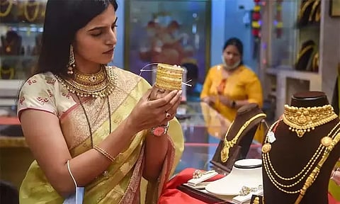 அதிரடியாக குறைந்த தங்கம் விலை.. இன்றைய நிலவரம் என்ன?