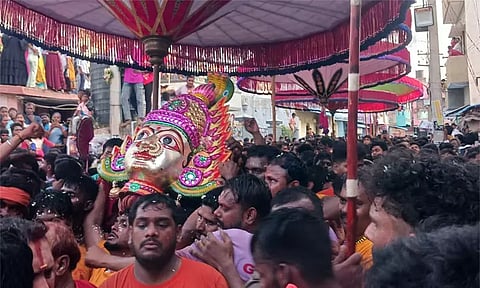 குடியாத்தம் கெங்கையம்மன் சிரசு ஊர்வலம்- ஏராளமான பக்தர்கள் தரிசனம்