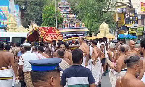 காஞ்சிபுரம் வரதராஜர் கோவில் பிரமோற்சவ விழாவில் வடகலை - தென்கலை பிரிவினர் மீண்டும் மோதல்