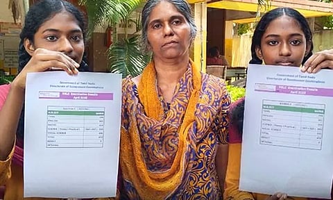 10ம் வகுப்பு பொதுத்தேர்வில் ஒரே மதிப்பெண்கள் பெற்ற இரட்டையர்