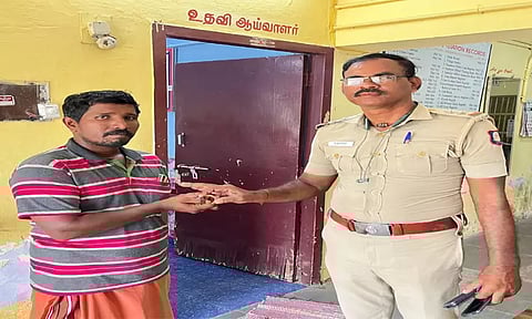 திருநெல்வேலியில் சாலையில் கிடந்த தங்க வளையல்: சிறப்பு சப்-இன்ஸ்பெக்டர் உரிமையாளரிடம் ஒப்படைப்பு
