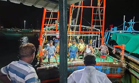 தூத்துக்குடி கடலில் மீன்பிடித்த கேரள, குமரி படகுகள் பறிமுதல், தொழில் முடக்கம்: கலெக்டர் தகவல்