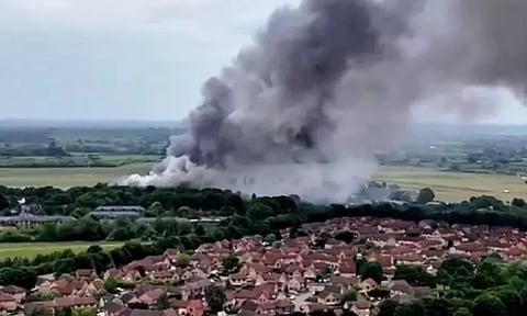 இங்கிலாந்தில் ராணுவ தளத்தில் ஏற்பட்ட பயங்கர தீ - 3 பேர் பலி