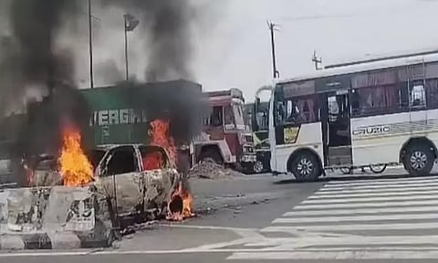 பூந்தமல்லி அருகே சாலை தடுப்பில் மோதி தீப்பிடித்து எரிந்த கார்