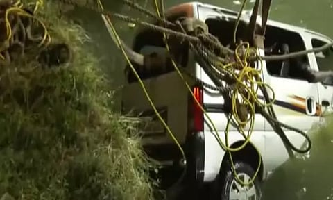 கிணற்றுக்குள் மூழ்கிய ஆம்னி வேன் மீட்பு; 5 பேர் பலி