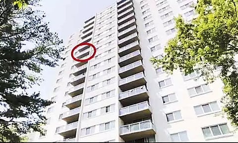 15-வது மாடியில் இருந்து விழுந்து உயிர் தப்பிய குழந்தை