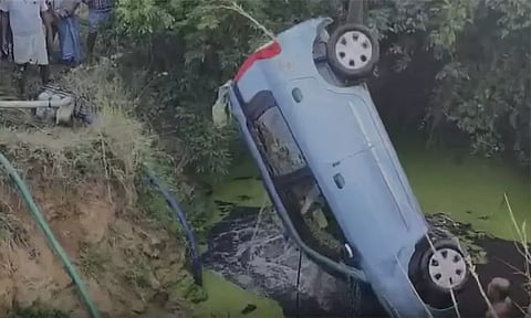 ஆந்திரா: கார் கிணற்றில் விழுந்து விபத்து - 3 பேர் பலி