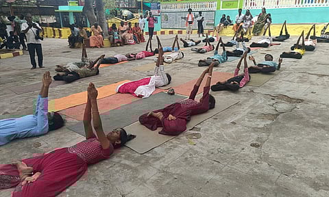 தோரணமலையில் கோடை விழா: மாணவ-மாணவிகள் யோகா, கராத்தே செய்து சாதனை