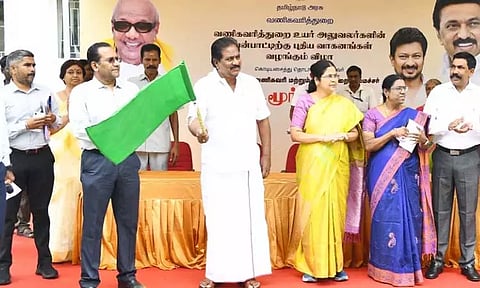 வணிகவரித்துறையில் புதிய வாகனங்கள்: அமைச்சர் தொடங்கி வைத்தார்