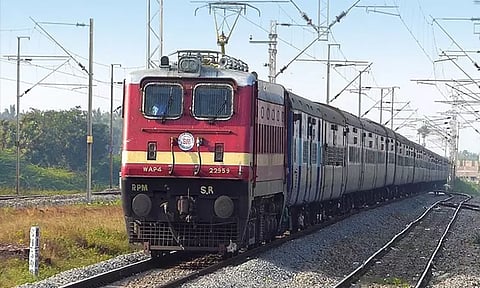 காரைக்கால் - பேரளம் இடையே அதிவேக ரெயில் சோதனை ஓட்டம் தொடக்கம்; மக்களுக்கு எச்சரிக்கை