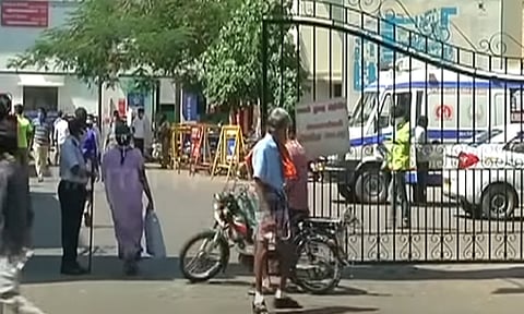 கோவிலில் வழிபாடு.. விபூதி அடித்த பூசாரி - இளம் பெண் மயங்கி விழுந்து உயிரிழப்பு