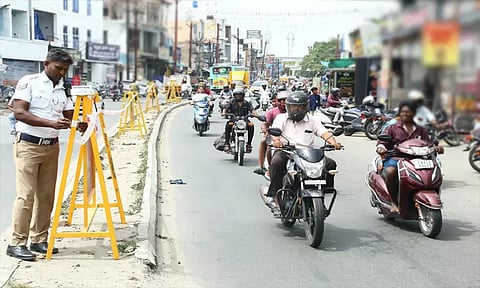 திருப்பூர் சி.டி.சி. கார்னர் சாலையின் மையத்தில் இரும்பு தடுப்புகள் அமைப்பு