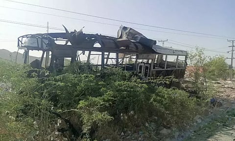 பாகிஸ்தான்: பள்ளி பஸ்சை குறிவைத்து தற்கொலைப்படை தாக்குதல் - 5 பேர் பலி