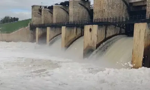 கெலவரப்பள்ளி அணையில் நீர்திறப்பு - கரையோர மக்களுக்கு வெள்ள அபாய எச்சரிக்கை