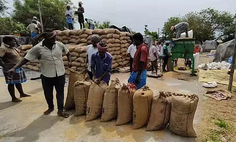 கொள்முதல் நிலையங்களில் தேக்கமடைந்த நெல் மூட்டைகள் குடோனுக்கு அனுப்பி வைப்பு
