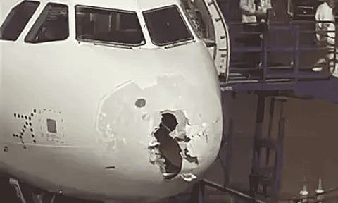 ஆலங்கட்டி மழையில் சிக்கிய விமானம்: நடுவானில் குலுங்கியதால் பயணிகள் அதிர்ச்சி