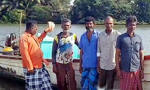 நாகை மீனவர்களிடம் இலங்கை கடற்படை அத்துமீறல்