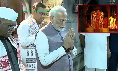 பிரதமர் மோடி கர்ணி மாதா கோவிலில் சாமி தரிசனம்