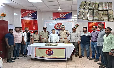 ரெயிலில் கடத்தப்பட்ட ரூ.32 லட்சம் ஹவாலா பணம் பறிமுதல்