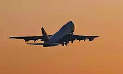 அமெரிக்காவில் குடியிருப்பு பகுதியில் விழுந்து நொறுங்கிய விமானம்: பலர் உயிரிழப்பு