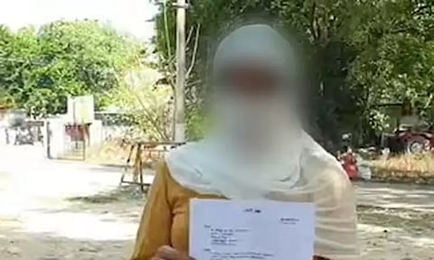 கிண்டி கவர்னர் மாளிகைக்கு மனு கொடுக்க வந்த அரக்கோணம் கல்லூரி மாணவி