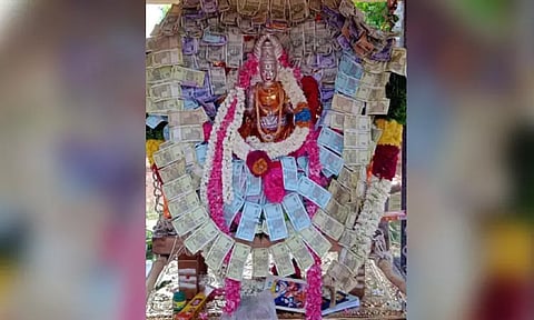 ரூபாய் நோட்டு மாலை அலங்காரத்தில் அம்மன்