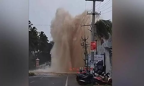 கோவையில் குடிநீர் குழாயில் உடைப்பு; நடுரோட்டில் பீறிட்டு வெளியேறும் தண்ணீர்