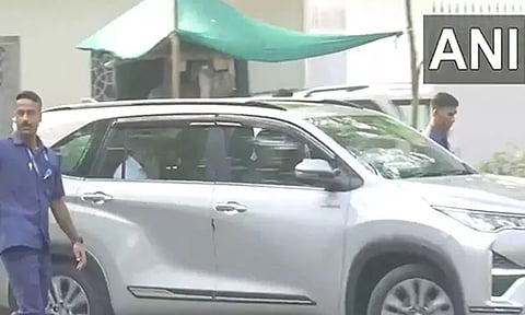 காஷ்மீரில் பாகிஸ்தான் நடத்திய தாக்குதலில் பாதிக்கப்பட்டவர்களை நேரில் சந்தித்த ராகுல் காந்தி