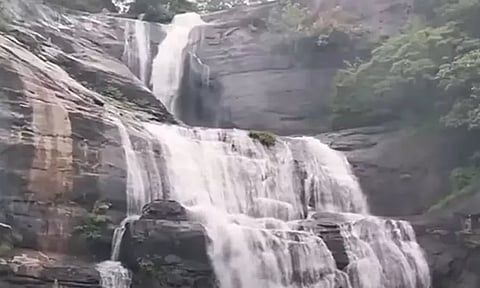 குற்றாலம் மெயின் அருவியில் சுற்றுலா பயணிகள் குளிக்க தடை