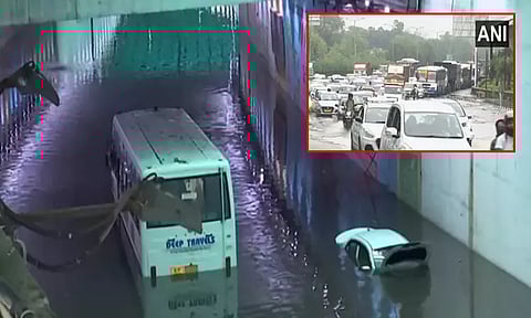 டெல்லியில் கனமழை, வெள்ளம்; விமான சேவை கடுமையாக பாதிப்பு