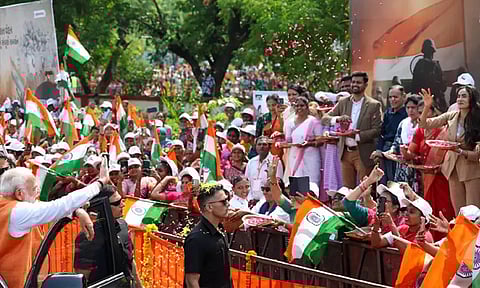 பிரதமர் மோடி வாகன பேரணியில் கர்னல் குரேஷியின் குடும்பத்தினர்