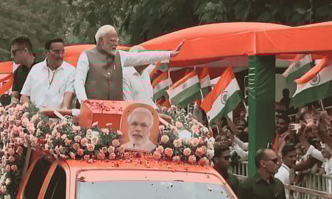 காந்தி நகரில் பிரதமர் மோடி ரோடு ஷோ; மக்கள் உற்சாக வரவேற்பு