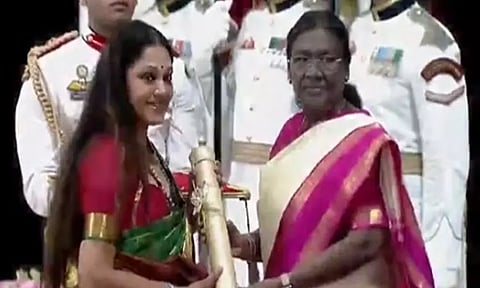 பத்ம பூஷன் விருது பெற்றார் நடிகை ஷோபனா