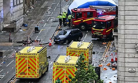 இங்கிலாந்து: கால்பந்து வெற்றி பேரணியில் புகுந்த கார்; 50 பேர் காயம்