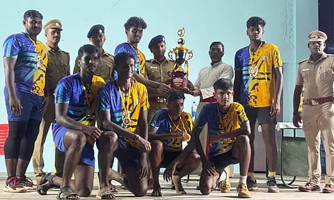 தூத்துக்குடி: "போதையில்லா தமிழகம்" விழிப்புணர்வு கைப்பந்து போட்டி- எஸ்.பி. பரிசு கோப்பை வழங்கல்