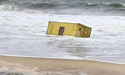 கொச்சியில் சரக்கு கப்பல் கடலில் மூழ்கிய சம்பவம்:- குமரி கடற்கரையில் ஒதுங்கிய கன்டெய்னர்