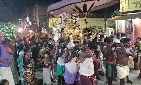 வசந்தோற்சவம்: தங்க குதிரை வாகனத்தில் வீதி உலா வந்த காஞ்சி வரதராஜ பெருமாள்