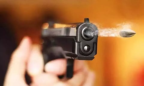 10-ம் வகுப்பு மாணவன் துப்பாக்கியால் சுட்டுக்கொலை - சக மாணவர் வெறிச்செயல்