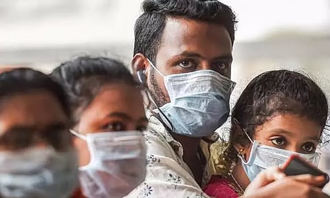 கொரோனா பரவல்: பொது இடங்களில் மக்கள் முகக்கவசம் அணிய தமிழக அரசு அறிவுறுத்தல்