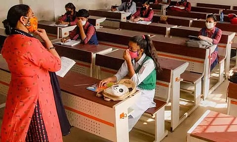 கொரோனா அறிகுறிகள் இருந்தால் பிள்ளைகளை பள்ளிக்கு அனுப்பாதீர்கள்; கர்நாடக அரசு அறிவுறுத்தல்