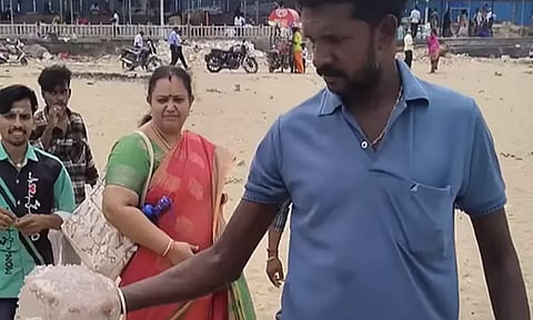 திருச்செந்தூர் கடற்கரையில்... பக்தர்களுக்கு மீண்டும் அதிர்ச்சி; 5 பேர் காயம்