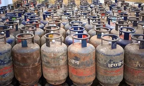 வணிக பயன்பாட்டிற்கான சிலிண்டர் விலை ரூ.25 குறைவு