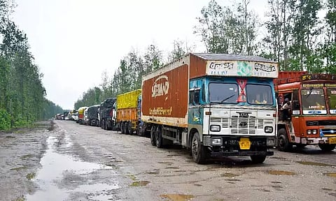 கனமழை, வெள்ளம்: அசாம் - மேகாலயா முக்கிய சாலை துண்டிப்பு