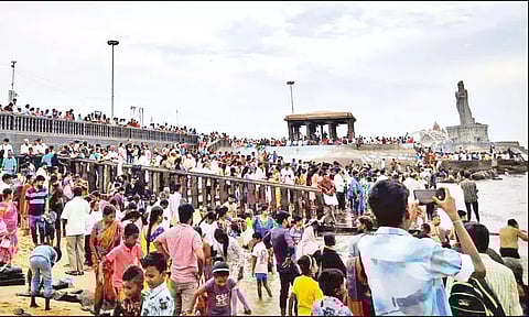 கோடை விடுமுறையின் கடைசி நாள்: கன்னியாகுமரியில் குவிந்த சுற்றுலா பயணிகள்