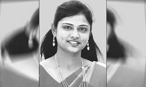 அதிர்ச்சி சம்பவம்.. தூக்கில் தொங்கிய இளம்பெண்: காரணம் என்ன..? - போலீசார் தீவிர விசாரணை