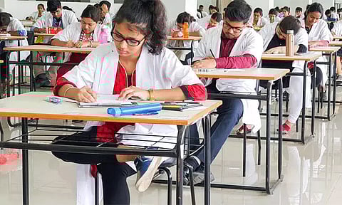 முதுகலை மருத்துவப் படிப்புகளுக்கான நீட் தேர்வு ஒத்திவைப்பு