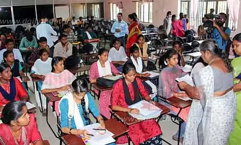 அரசு கலைக்கல்லூரி மாணவர் சேர்க்கை கலந்தாய்வு தொடக்கம்: பி.காம் படிப்புக்கு கடும் மவுசு